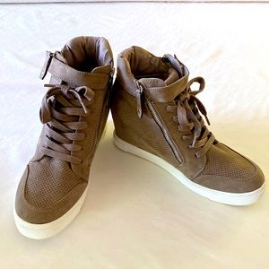 Steve Madden High Top Wedge Shoes Size 9
